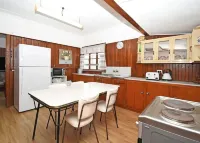 Family Tides. Cheerful 3 bedroom home in Urangan.
