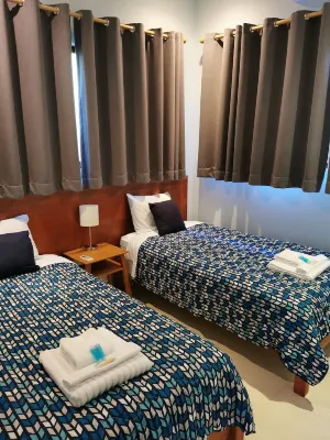 Quiet Hideaway Near Black Sand Beach, 3 bedrooms, 3 bathrooms. Sleeps 6 adults.