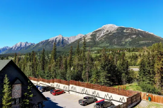 Cozy Condo | Epic Mountain Views | Parking Garage | Central | Air Conditioning