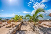 Amazing View Oceanfront with 2 pools, Daily Housekeeping