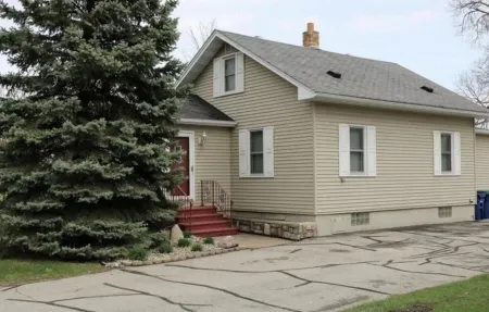Bayfront Cottage is a 3 bedroom house on Richmond Bay.