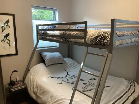 Laneway close to UofS, downtown, and City Hospital. Pet friendly! Отели рядом с достопримечательностью «Университет Саскачевана»