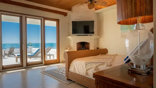 A Hidden Paradise: Spacious Beachfront Oasis - Perfect for Families and Retreats