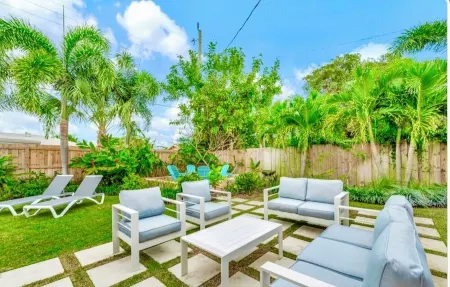 Delray Beach 4 Rm house +Tikihut kitchen & salt heated pool. 2mi to Atlantic Ave