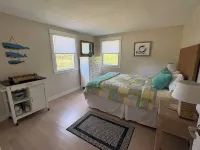 Contemporary cottage with outdoor shower infrared sauna 6 Min drive to the beach