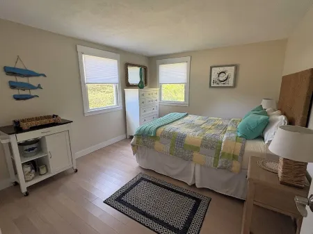 Contemporary cottage with outdoor shower infrared sauna 6 Min drive to the beach