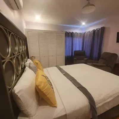 Stunning townhouse in gated community -10 minutes from three beaches. Hotels in 