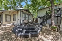 Bungalow Gem in Historic Bishop Arts Oak Cliff Các khách sạn gần Patriot Soccer Field