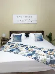 Peaceful Getaway in central area close to food and popular Jamaican adventures Hotel a 