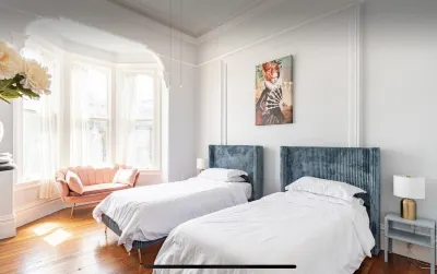 Newly Renovated Victorian House 1 train stop to SF and Parking Hôtels à proximité de : Geoffreys Inner Circle