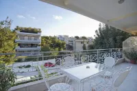 Riviera Living Stylish Apt Vouliagmeni Beach