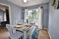 Vibrant King Bed Suite, Fast Wi-Fi, Multiple TVs, Custom Mural, Close to Beach!