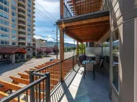 Amazing location! Steps to Okanagan Beach. Lakeview condo
