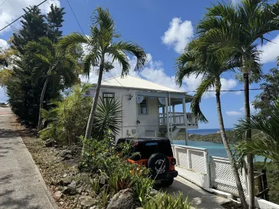 Authentic Island Stay, Budget-Friendly Cottage, Peaceful Setting, Stunning Views のホテル