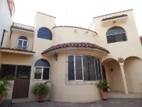 Big and beautiful house, well located close to la madera beach, downtown Zihua