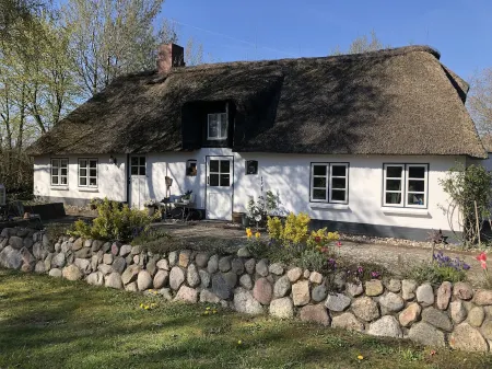 Relax under thatched roof between the seas