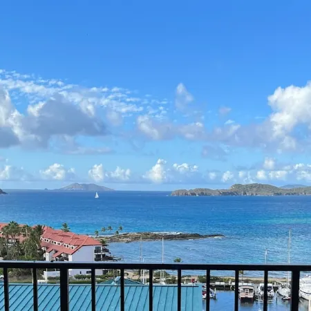 Ocean View Retreat.. Walk to Sapphire Beach!