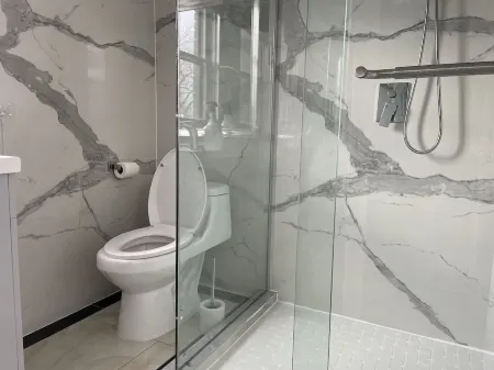 Bright & refreshing Port Credit apartment - 4 mins to the lake!