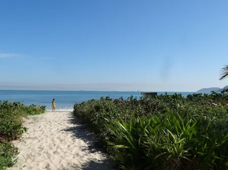 Nice house "foot in the sand" on the beach Guaecá, San Sebastian, SP Отели в г. Сан-Себастьян