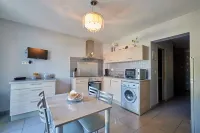 CHARMING APARTMENT ON THE PORT, ONLY 5 MINUTES WALK FROM THE BEACHES Hotels in Propriano