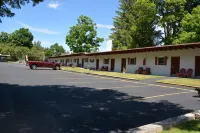 The Village Motel - parking