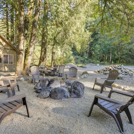 Close to Mt Hood Skibowl: Retro Rhododendron Cabin