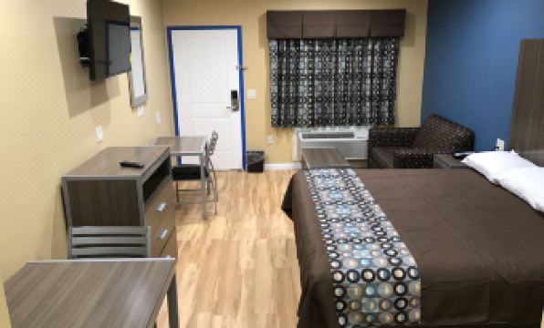 Deluxe Inn & Suites - Baytown