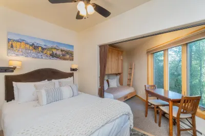Charming Studio w Kitchenette, Hot Tub Near River Condo