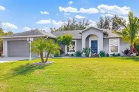 Private Yard & Screened Patio: Sunny Sebastian Gem - 2-Star