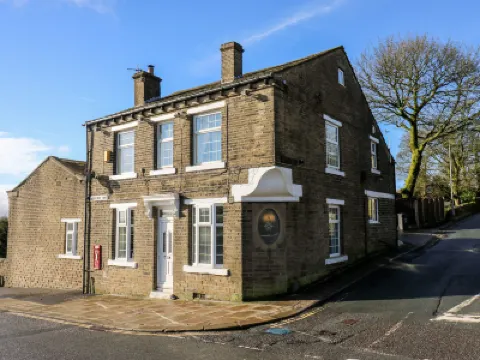 Rock Hollow Hotels near Eureka! The National Children's Museum