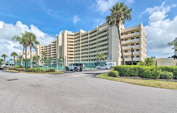 Gulf-View Balcony & Pool Access: Hudson Retreat