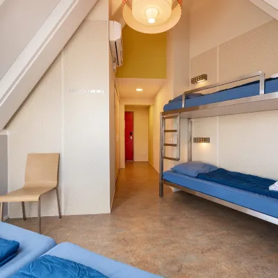 Stayokay Hostel Rotterdam Отели рядом с достопримечательностью «Старая гавань»