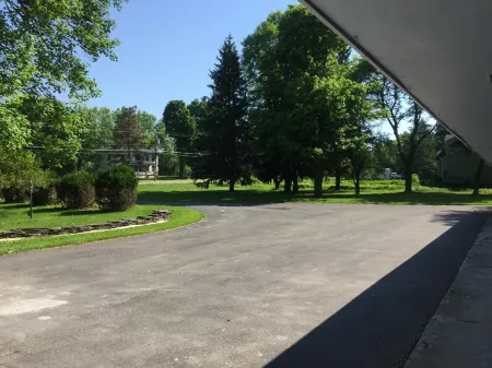 Nightshade Inn & Gardens