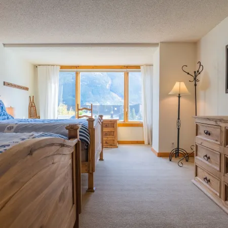 Comfortable Cozy Condo - Short Walk to American Eagle Lift - SH402 by RedAwning