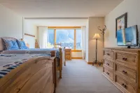 Comfortable Cozy Condo - Short Walk to American Eagle Lift - SH402 by RedAwning