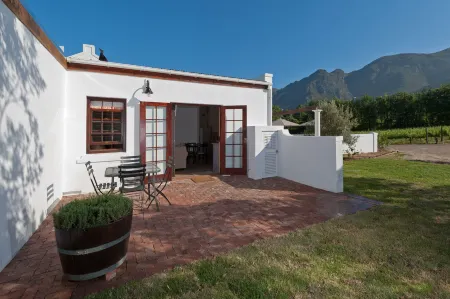 La Galiniere Guest Cottages Отели рядом с достопримечательностью «First South African Perfume Museum»