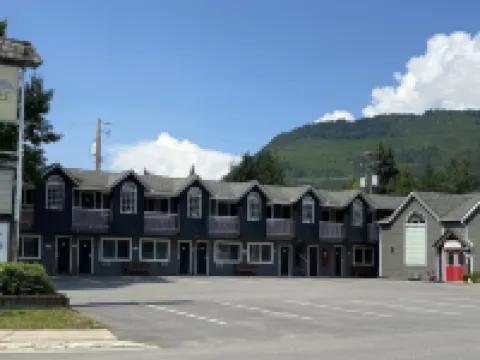 Monashee Lodge Hotels in Revelstoke
