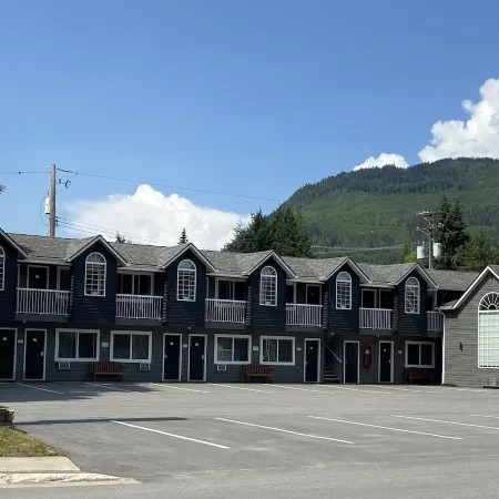 Monashee Lodge