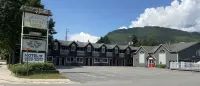 Monashee Lodge Hotels in Revelstoke