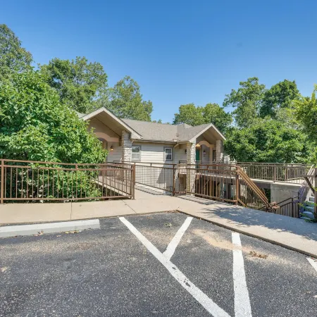 Relax Poolside! Condo 2 Mi to Silver Dollar City
