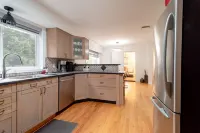 Spacious & Modern by the Beach ~ King & Queen Beds Hotels in White Rock