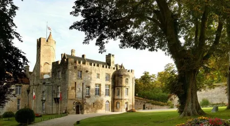 Hostellerie Saint Martin- Logis Hôtel et Restaurant Отели в г. Вьен-ан-Бессен