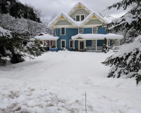 Meadowood Inn Hotels in Middletown
