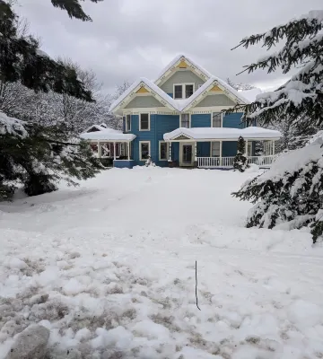 Meadowood Inn Hotels in Middletown