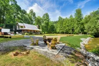 Luxury Creekside Cabin w/ Hot Tub, Near Helen! - 3-Star