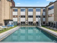 Riverwalk Plaza Hoteles cerca de Universidad Trinity