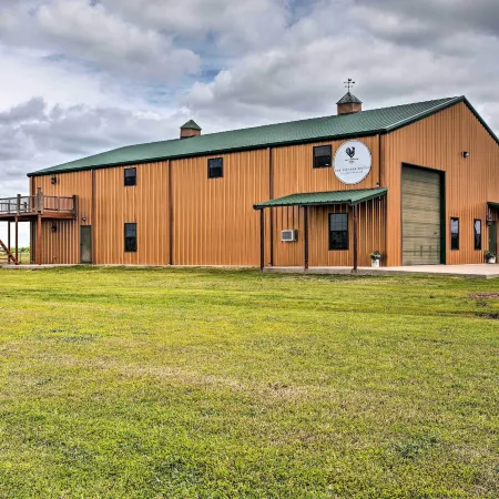 'The Copper Roost': Lake Texoma Escape w/ Hot Tub