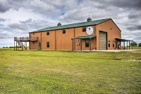'The Copper Roost': Lake Texoma Escape w/ Hot Tub - Wi-Fi