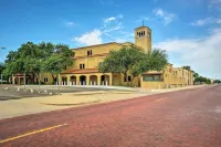 Inviting Lubbock Home > 1 Mi to Downtown - spa