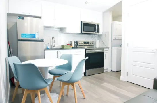 Comfy & Modern 2 Bedroom Guest Suite with King Bed Hotel berhampiran Alberta Railway Museum